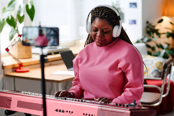 女人在家在线弹钢琴图片下载