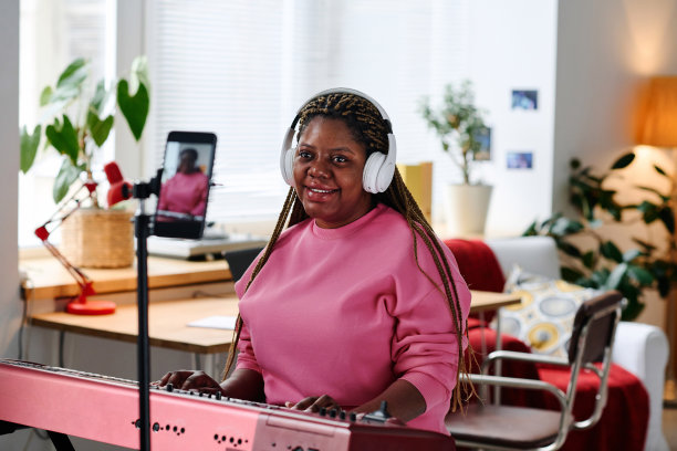 女孩在家在线弹钢琴图片下载