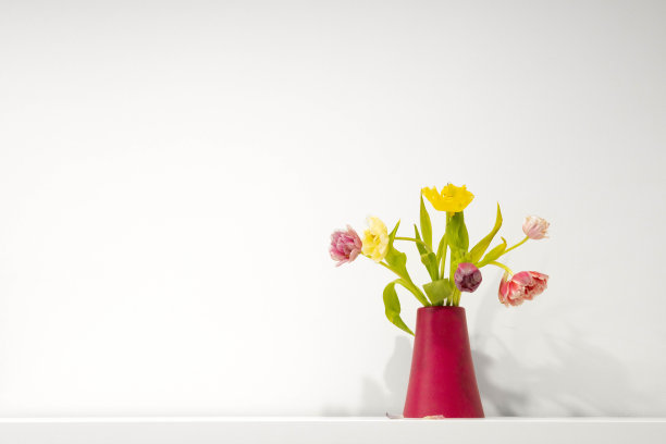 粉红色，紫丁香和黄色郁金香花捧花在品红花瓶极简主义摄影与一些文案空间和白色背景图片下载