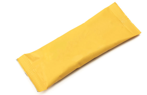 白色背景上孤立的黄色小空白纸袋包装。密封袋图片下载