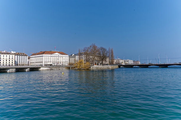 风景如画的河流与汽车桥在背景在瑞士镇。图片下载