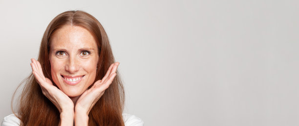 美丽成熟的女性面孔拉近。完美的女人与新鲜健康的皮肤与雀斑在白色旗帜背景图片下载