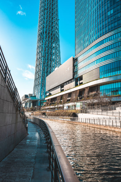 日本东京河边的东京天空树图片下载