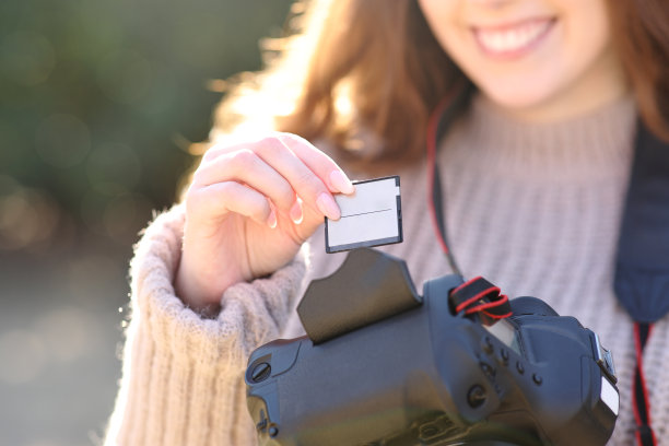 摄影师在单反相机上插入卡片图片下载