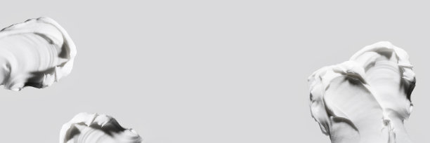 美容套路横幅。白色保湿霜块。面部乳液或面膜纹理宏。护肤样品。化妆品污迹在灰色背景特写。防晒霜中风。俯视图，复制空间图片下载