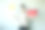 一个拿着空气球的年轻女人图片下载