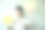 一个拿着空气球的年轻女人图片下载