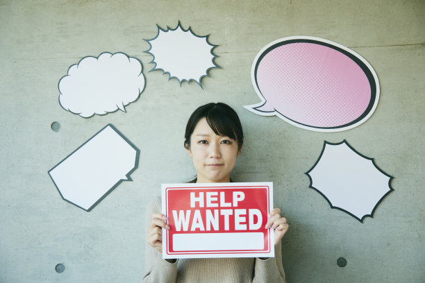 一个拿着空气球的年轻女人图片下载