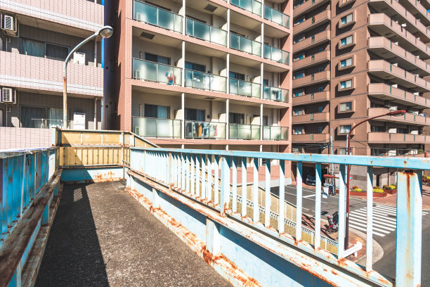 城市中的高架人行道图片下载