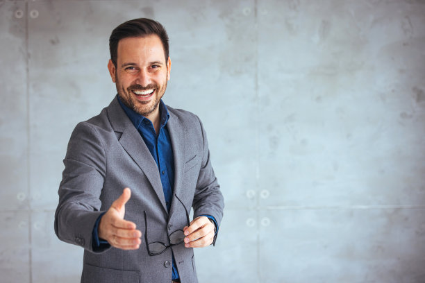 特写裁剪的微笑成功友好的年轻人的肖像图片下载