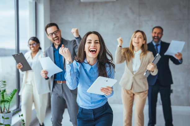 多民族同事微笑着庆祝共同的商业成功或办公室胜利图片下载