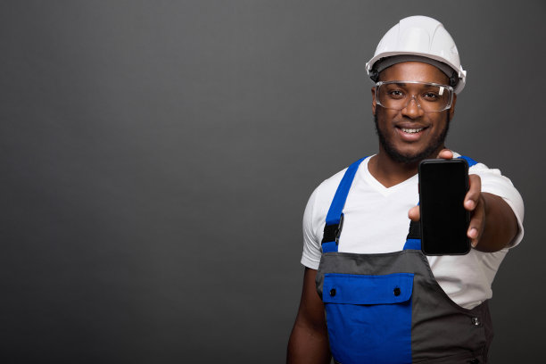 高个子黑人男性演示手机屏幕，手臂向前伸展图片下载