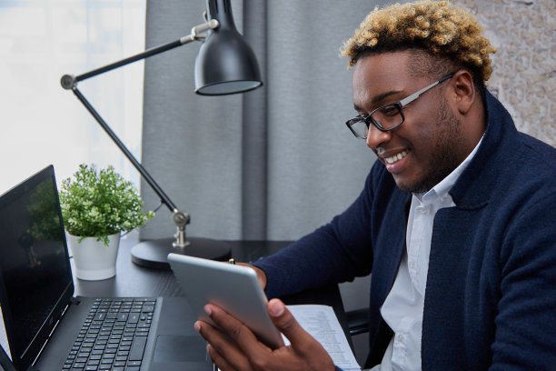 成功的年轻黑人男性会计师，留着非洲发型和胡茬图片下载
