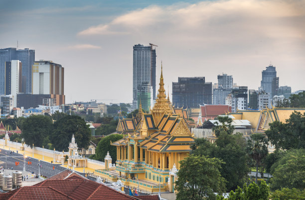 东南亚，柬埔寨，日落时分金边的屋顶景观。图片下载