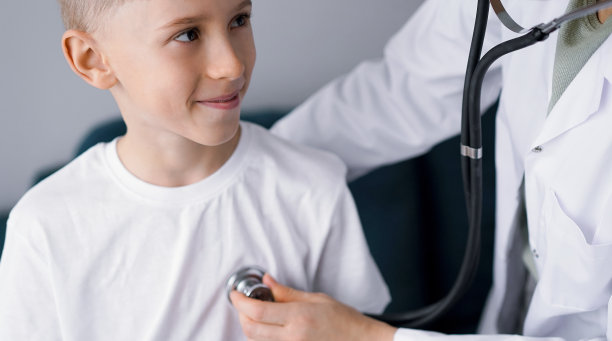 孩子在例行体检时露出快乐的微笑。医生和小孩在家里。医学，保健概念图片下载