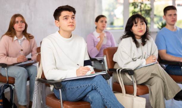 在大学里勤奋上课的年轻男生图片下载