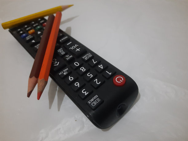 电视遥控器和彩色铅笔图片下载