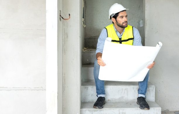 专业的建筑师戴着安全安全帽，从事家庭室内和住房开发项目。图片下载