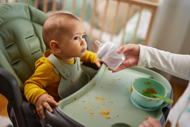 母亲在家里给她的小男孩喝水图片下载
