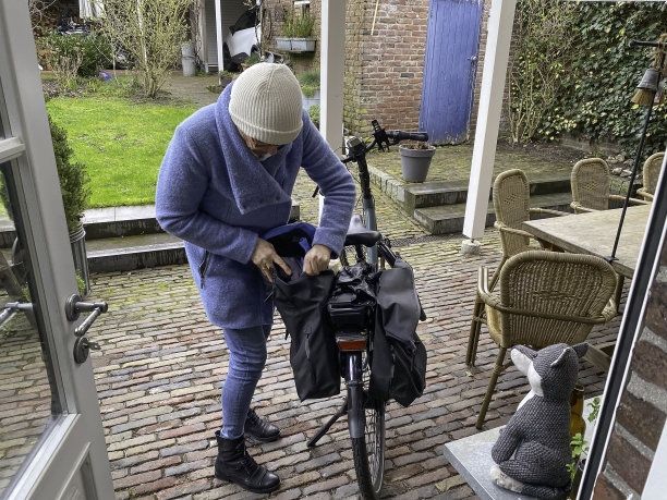 女子骑自行车离开图片下载