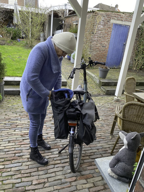 骑自行车离开图片下载