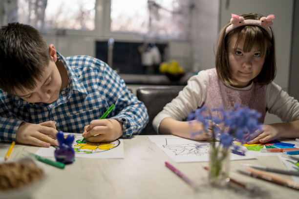 孩子们在复活节享受艺术和工艺图片下载