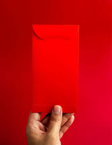 红色背景，垂直风格，手握红包。红包包为中国农历的压岁钱礼物，正月初一，结婚红包。图片下载