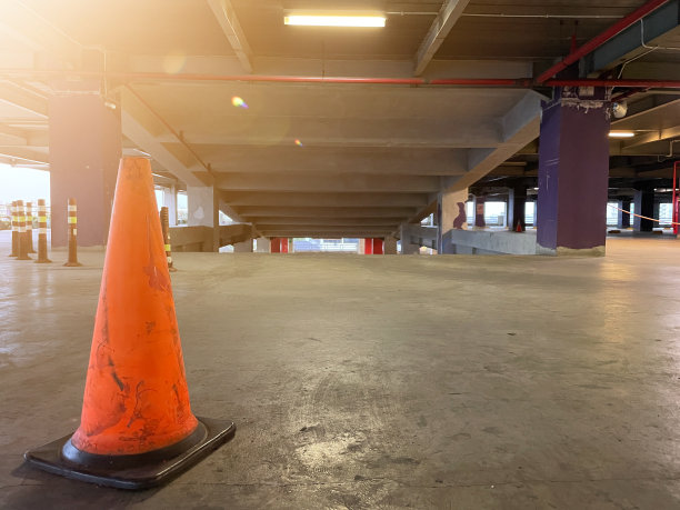 大楼地下室的空停车场图片下载