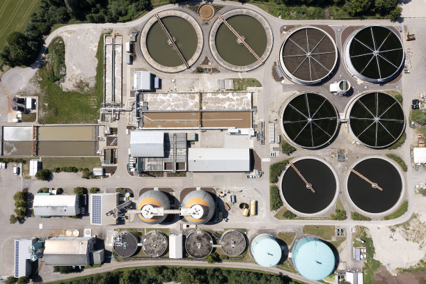 水净化厂的鸟瞰图图片下载