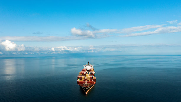 海上的货船。图片下载