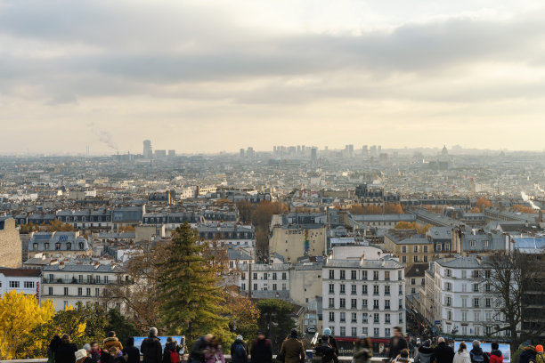 从蒙马特俯瞰巴黎天际线图片下载