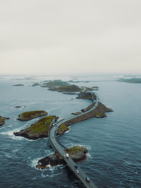 航拍的汽车行驶在风景秀丽的大西洋路在挪威图片下载