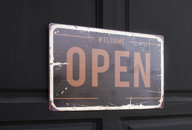 黑色木门上写“欢迎开门”字样图片下载