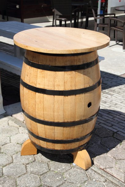 酒桶当桌子，树干当椅子图片下载