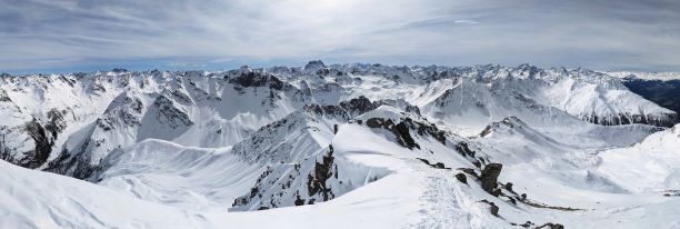 Panorama on the summit Älplihorn. Mountain tour on the peak Älplihorn above Monstein Sertig Davos. Fantastic panoramic view of the snowy mountains. Mountaineering in winter. enjoy life. High quality photo图片下载