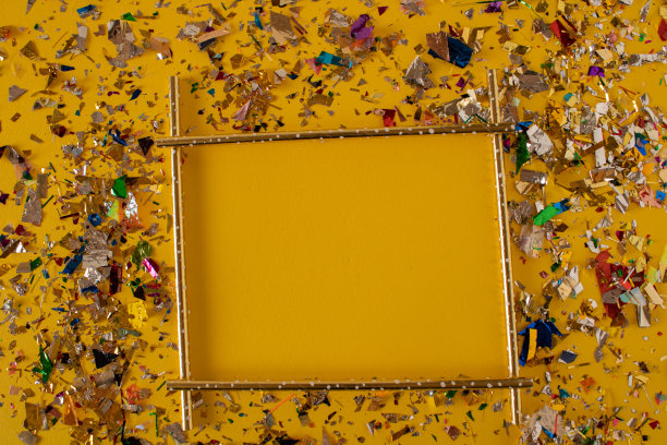 金色吸管和五彩纸屑准备庆祝图片下载