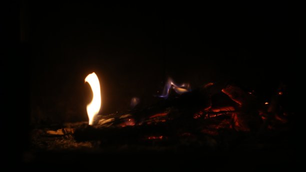 靠近火焰的鞭毛，火，热煤在黑暗的背景图片下载