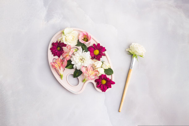 花内油漆托盘刷花在灰色平板图片下载