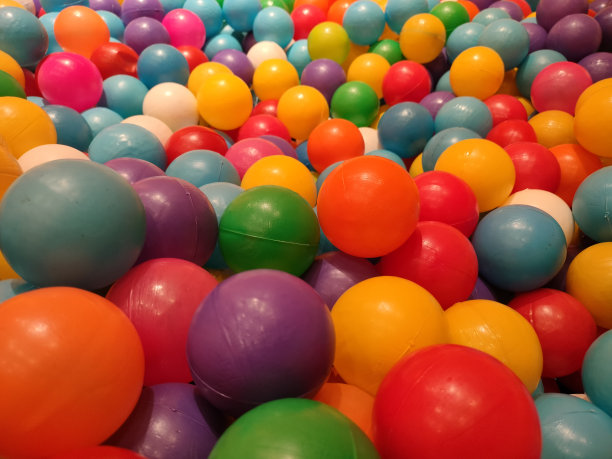 操场上五颜六色的塑料球图片下载
