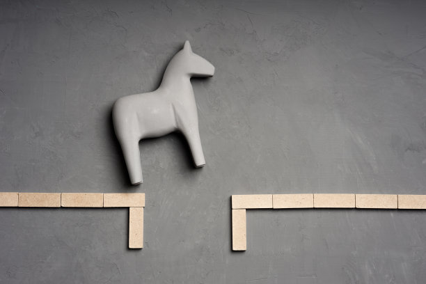 那匹灰马从一边跳到另一边图片下载