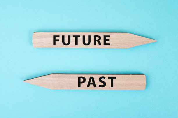 箭头表示不同的方向，过去和未来，进步和发展，选择新的道路，重新开始的机会，做出决定图片下载