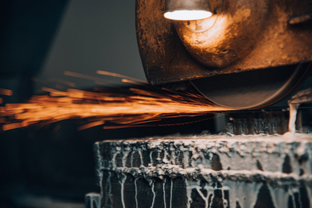 老式金属切割机上的金属加工技术图片下载