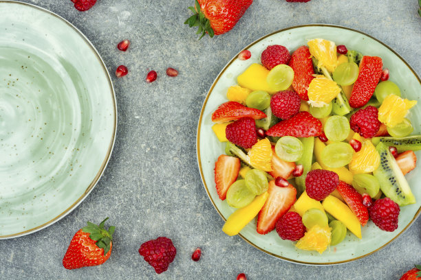 柑橘和浆果的水果沙拉。图片下载