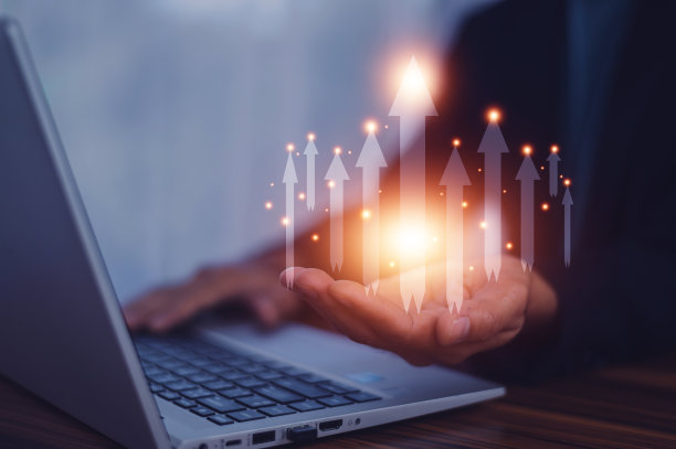 商人使用计算机为增长商业战略箭头概念。业务增长战略管理图片下载