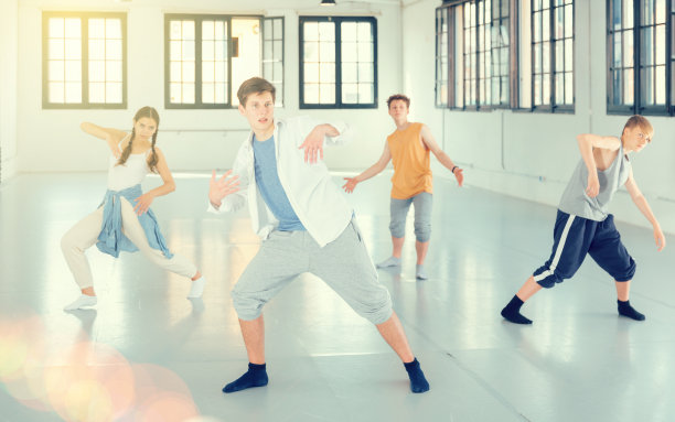 一群青少年在室内跳街舞图片下载