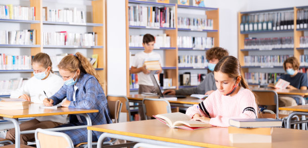 十几岁的女孩在大学图书馆读书的照片图片下载