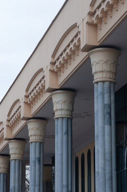 有柱子的现代建筑。塔什干,乌兹别克斯坦图片下载