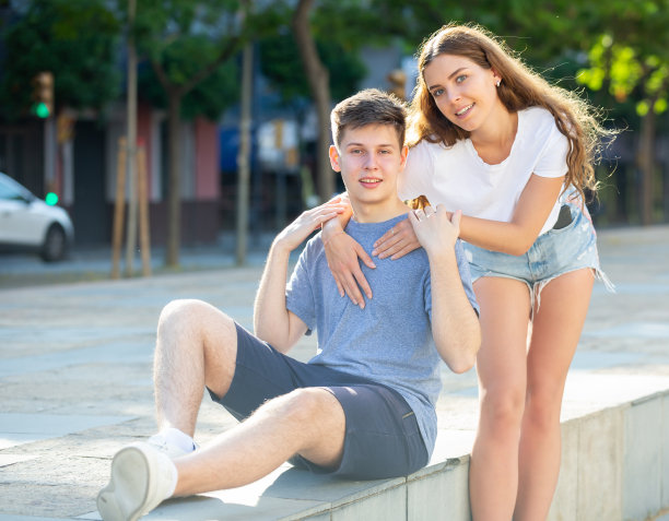 女孩从后面拥抱男孩图片下载