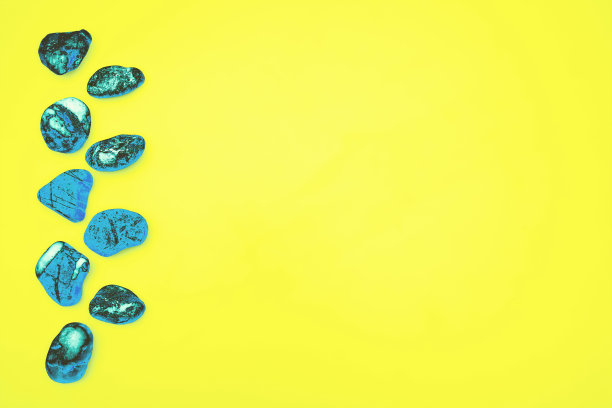 黄色的背景空间为广告文字和翡翠闪闪发光的宝石图片下载