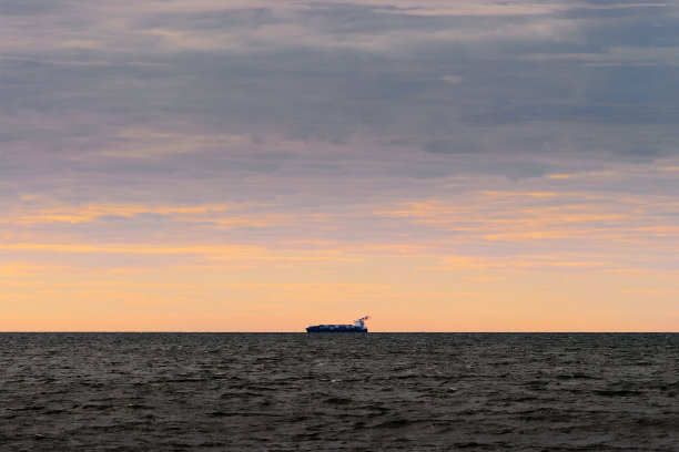 地平线上的货船剪影图片下载